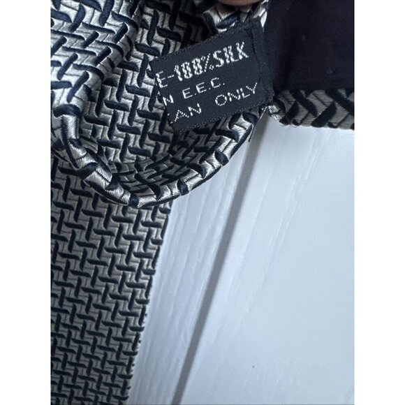 Belvest 100% Silk Dark Navy Silver Pattern Woven Tie Hand Made In Italy 57” - Picture 6 of 6